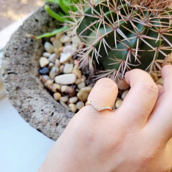 Classic Dainty Gold Rhinestone Arrow Ring Band, size 5 - Picture 3 of 8